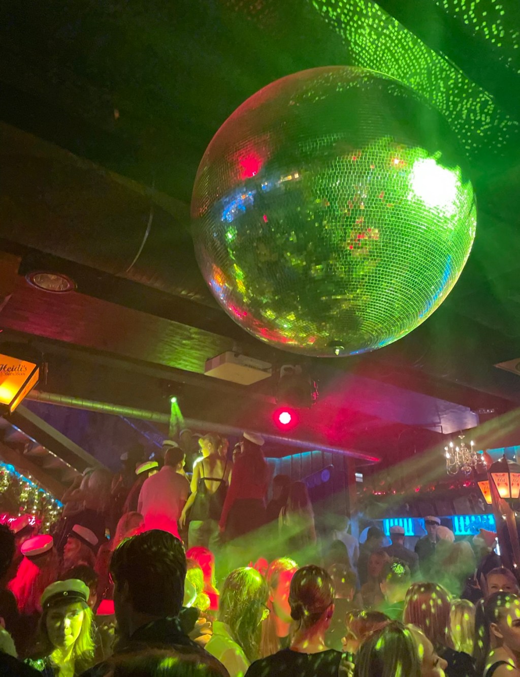 Baariarvostelu: Teinitunnelmaa ja tahmeita&nbsp;lattioita